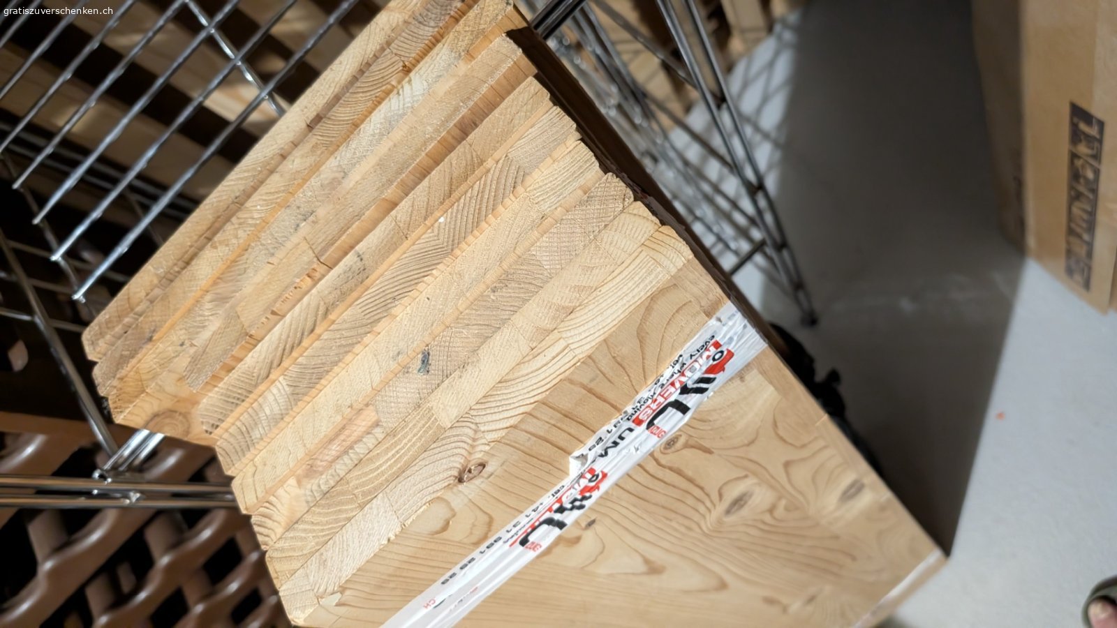 Div. Holztablare. 7 Stk: 100 cm x 20 cm - Massivholz
3 Stk: 100 cm x 25 cm . Massivholz 
13.Stj 98 cm x 38 cm  - 100 cm x 20 (7 Stk), Leichtbau Konstrukt aber sehr stabil