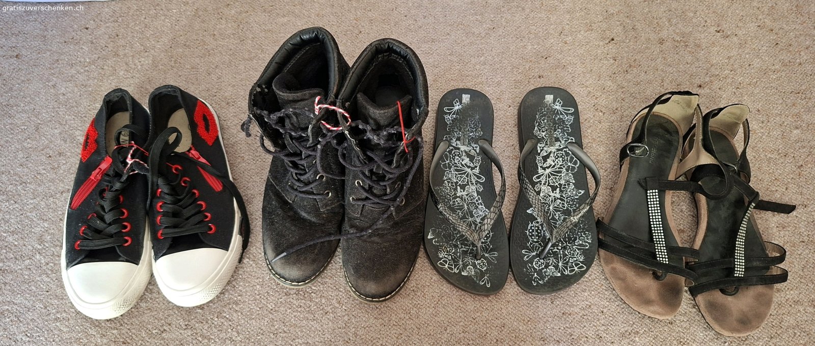 Divers. diverse sachen abzugen.
schuhe gr.37
plüschis fehlen: fuchs, kücken schlüsselanhänger und das blaue kissen

sitzerhöcher unfallfrei

Muss bis mitte nächste woche weg, wird sonst entsorgt!!!