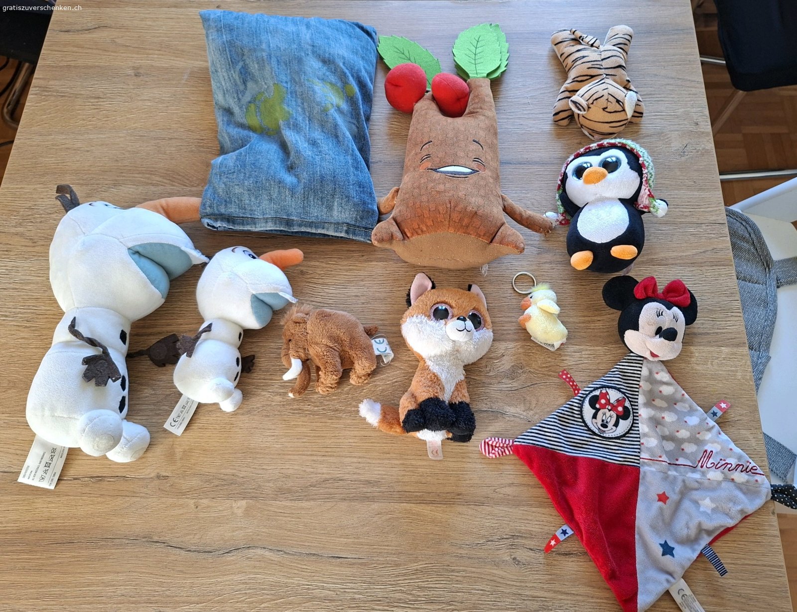 Divers. diverse sachen abzugen.
schuhe gr.37
plüschis fehlen: fuchs, kücken schlüsselanhänger und das blaue kissen

sitzerhöcher unfallfrei

Muss bis mitte nächste woche weg, wird sonst entsorgt!!!