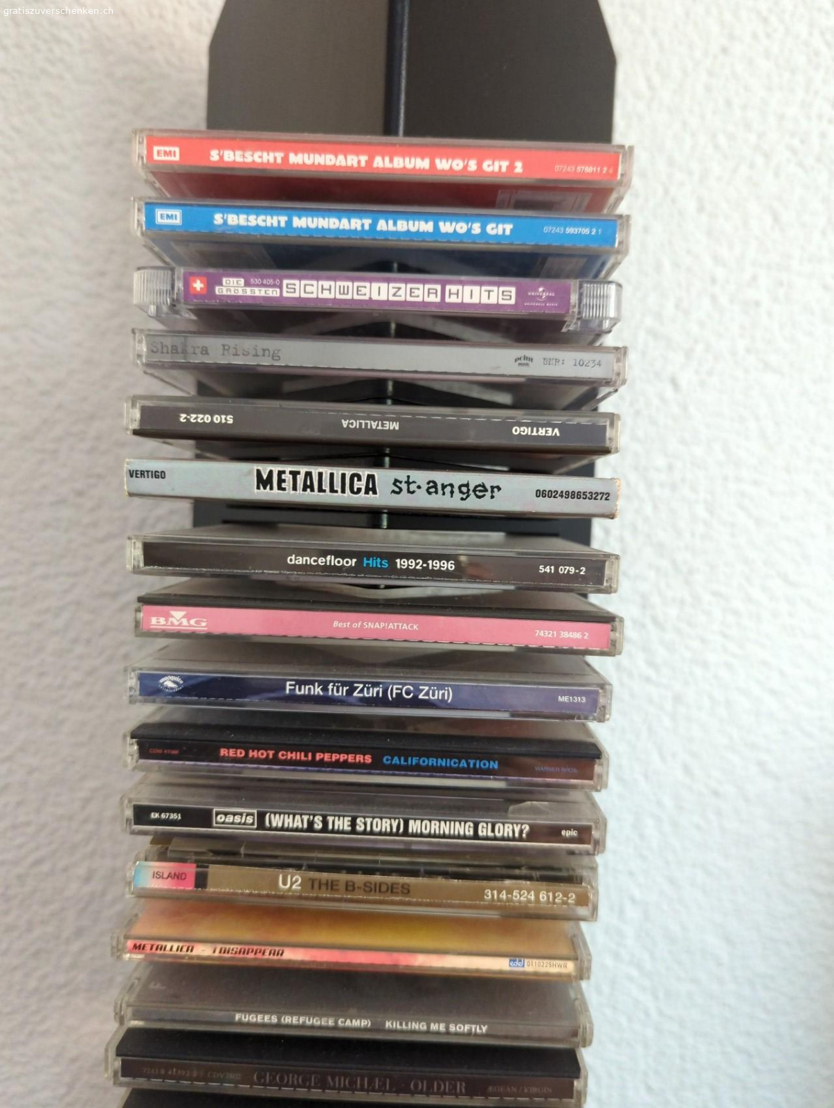 Diverse CD's und CD- Ständer. Diverse CD's und CD- Ständer gemäss Fotos zu verschenken