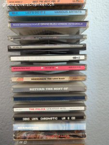 Diverse CD's und CD- Ständer. Diverse CD's und CD- Ständer gemäss Fotos zu verschenken