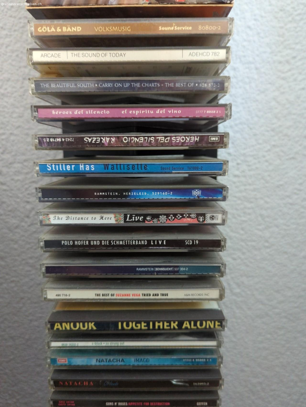 Diverse CD's und CD- Ständer. Diverse CD's und CD- Ständer gemäss Fotos zu verschenken