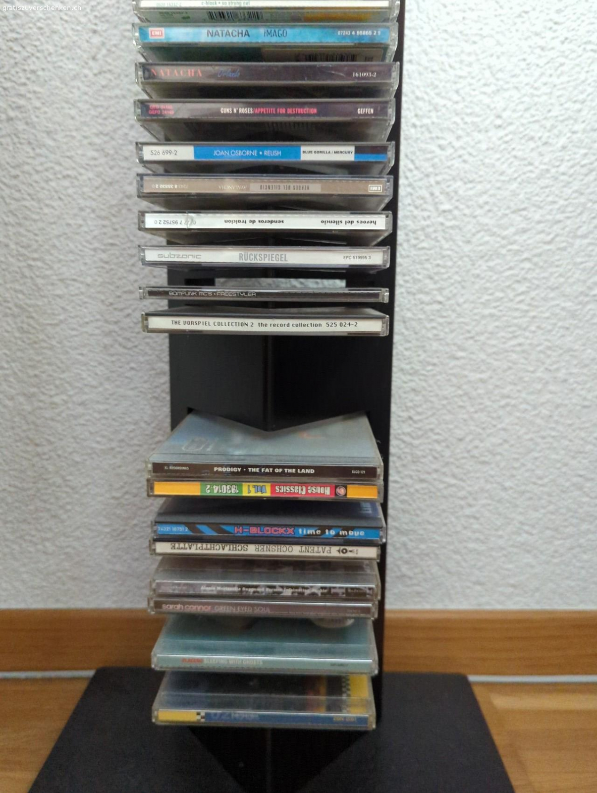 Diverse CD's und CD- Ständer. Diverse CD's und CD- Ständer gemäss Fotos zu verschenken