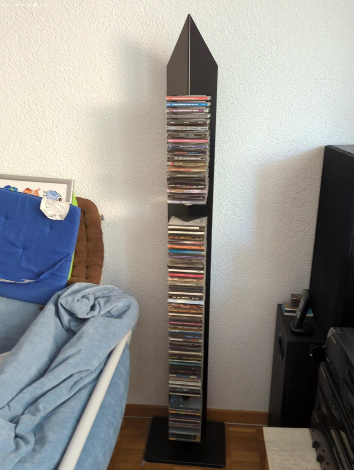 Diverse CD's und CD- Ständer. Diverse CD's und CD- Ständer gemäss Fotos zu verschenken