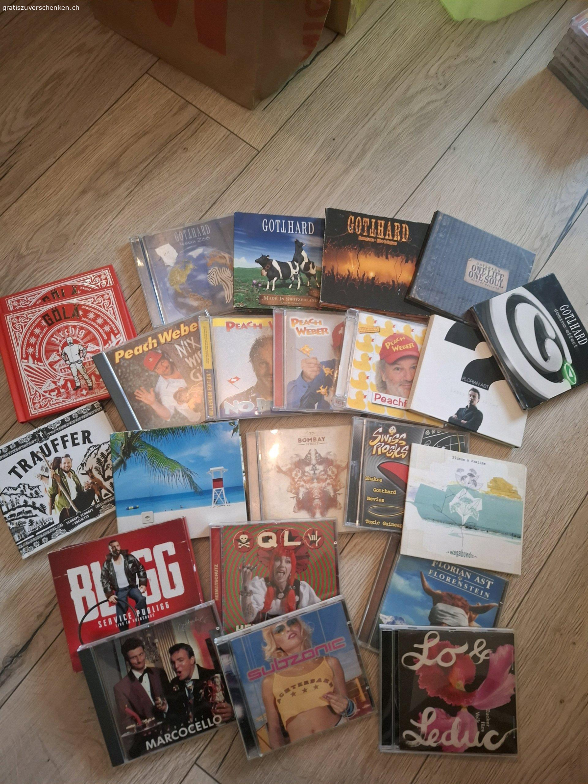 Diverse CDs. diverse CDs zu verschenken. Viele mit Hülle und ein Sack voll Cds ohne Hülle. Original und gebrannte CDs in der Tüte.