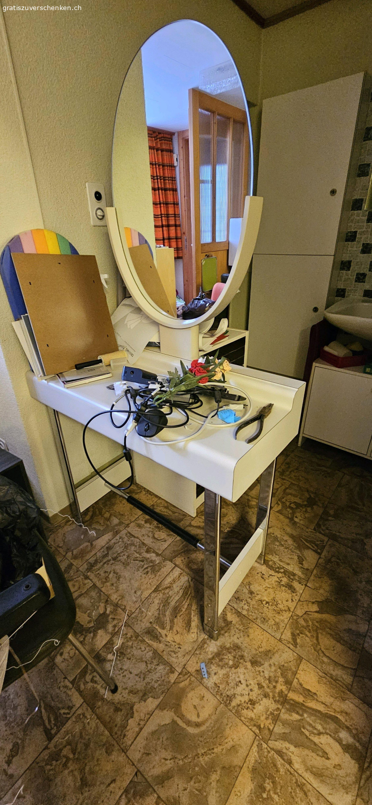 Diverse Coiffeur Utensilien. Diverses aus Coiffeursalon, Wand-Trocken-Hauben, mobile Trockenhaube, Wärmegerät, Waschbecken, mobiler Tisch mit Spiegel, 2 runde Wandspiegel.
Muss abgeholt werden.