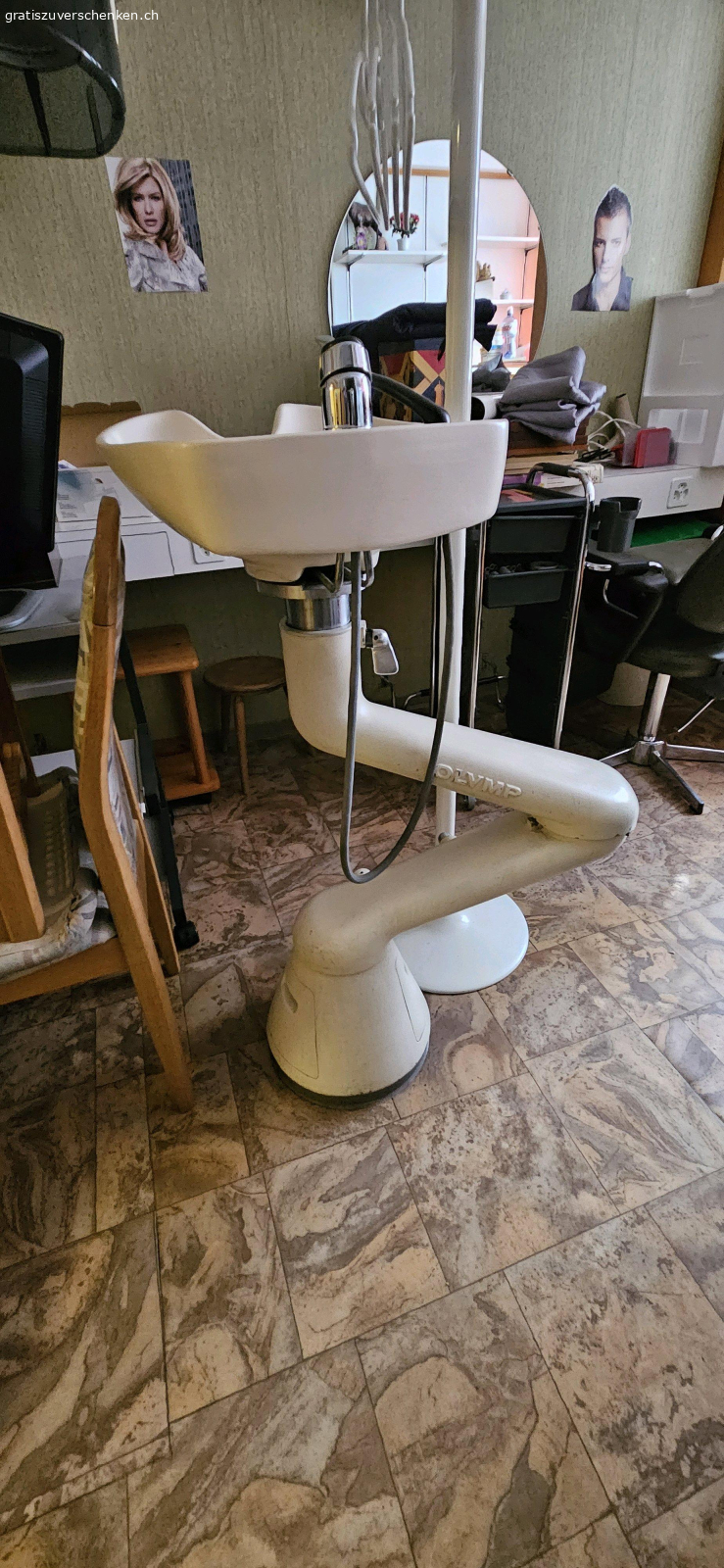 Diverse Coiffeur Utensilien. Diverses aus Coiffeursalon, Wand-Trocken-Hauben, mobile Trockenhaube, Wärmegerät, Waschbecken, mobiler Tisch mit Spiegel, 2 runde Wandspiegel.
Muss abgeholt werden.