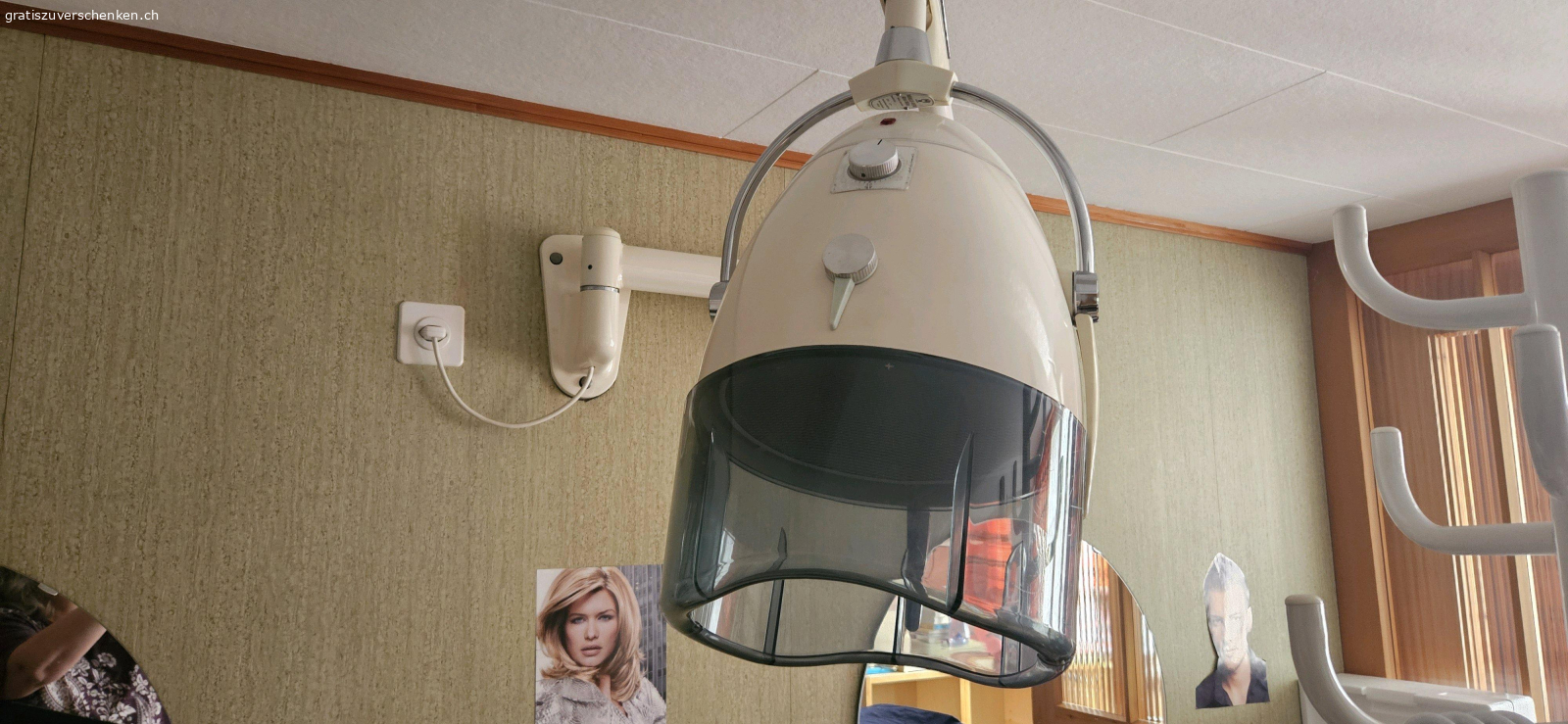 Diverse Coiffeur Utensilien. Diverses aus Coiffeursalon, Wand-Trocken-Hauben, mobile Trockenhaube, Wärmegerät, Waschbecken, mobiler Tisch mit Spiegel, 2 runde Wandspiegel.
Muss abgeholt werden.