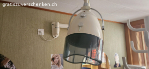 Diverse Coiffeur Utensilien. Diverses aus Coiffeursalon, Wand-Trocken-Hauben, mobile Trockenhaube, Wärmegerät, Waschbecken, mobiler Tisch mit Spiegel, 2 runde Wandspiegel.
Muss abgeholt werden.