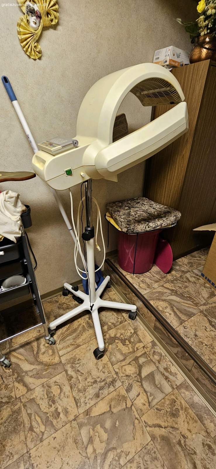 Diverse Coiffeur Utensilien. Diverses aus Coiffeursalon, Wand-Trocken-Hauben, mobile Trockenhaube, Wärmegerät, Waschbecken, mobiler Tisch mit Spiegel, 2 runde Wandspiegel.
Muss abgeholt werden.