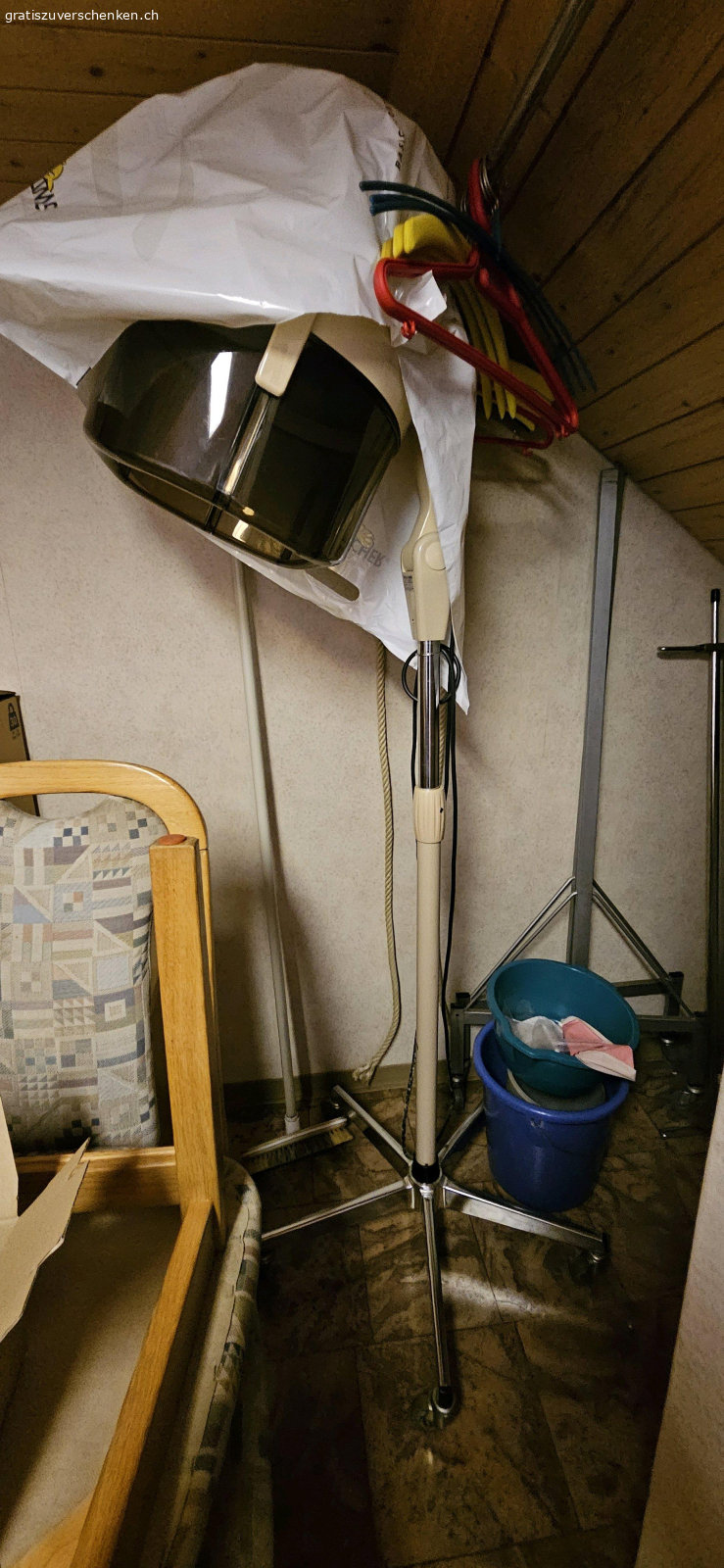 Diverse Coiffeur Utensilien. Diverses aus Coiffeursalon, Wand-Trocken-Hauben, mobile Trockenhaube, Wärmegerät, Waschbecken, mobiler Tisch mit Spiegel, 2 runde Wandspiegel.
Muss abgeholt werden.