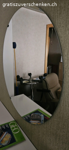 Diverse Coiffeur Utensilien. Diverses aus Coiffeursalon, Wand-Trocken-Hauben, mobile Trockenhaube, Wärmegerät, Waschbecken, mobiler Tisch mit Spiegel, 2 runde Wandspiegel.
Muss abgeholt werden.