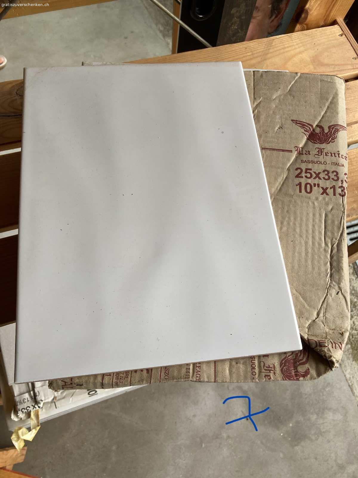 Diverse Fliesen zum verschenken. Diverse Fliesen zum verschenken.
Zum Abholen

Massen der Fliesen von "La Fenice": 25x33.3. 7 Stk.
