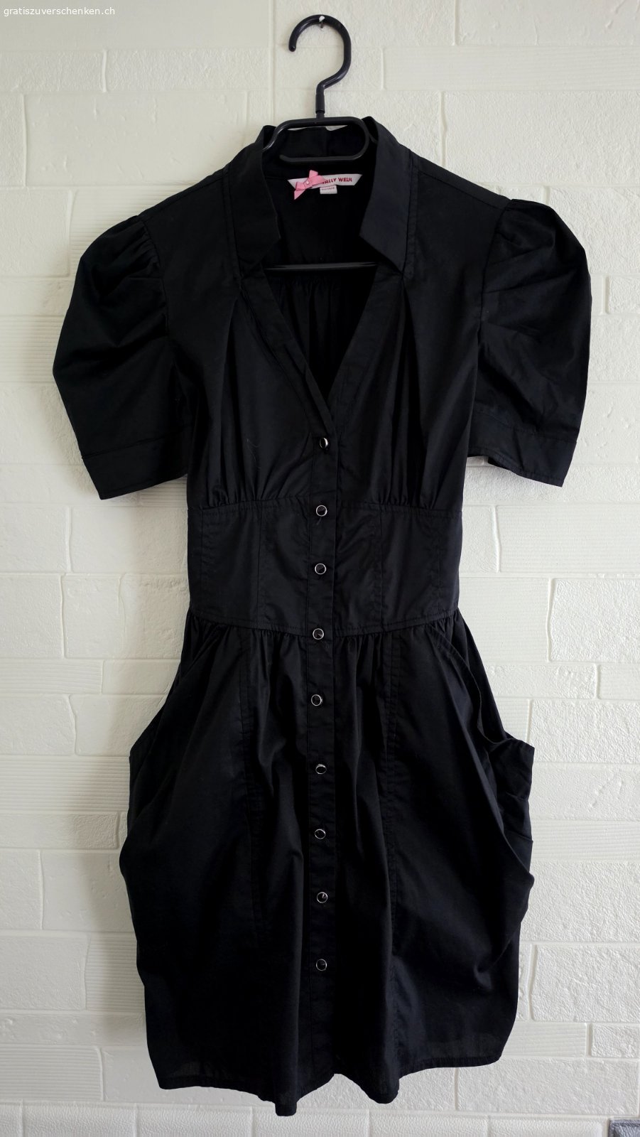 Diverse Frauenkleider. Frauenkleider in Grösse S/XS.
Fits a petit/slim built body.
Nimm eine oder alle.
Zum abholen in Einsiedeln(8840)