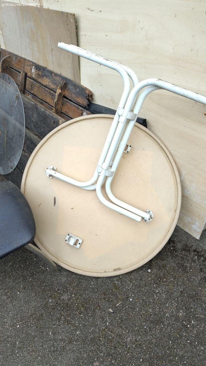 Diverse Gartenmöbel. 1x Tisch, weiss, 90cm, klappbar
1x Tisch weiss, 100cm, klappbar
4x Stuhl, weiss, stapelbar
1x Stuhl, weiss
2x Klappstuhl, weiss
3x Stuhl, schwarz

Alle Möbel müssen gereinigt werden, sind sonst aber in gutem Zustand. Abholung auf Vorankündigung jederzeit möglich. Abholung einzelner Möbel möglich.