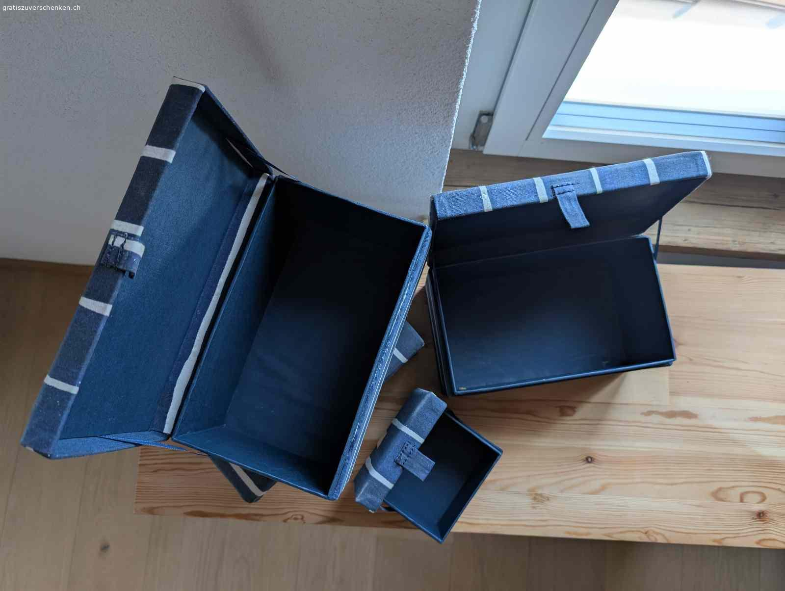 Diverses. Verschenke diverse Sachen rund um Haus und Hobby. Glühbirne, Aufbewahrungsboxen (4x gross und 1x klein), Kissenbezüge, Tennisbälle und Sachbuch über Welpenerziehung. Nichtraucherhaushalt. 

Die Sachen werden alle zusammen vergeben, keine Einzelwünsche! Abholung schnellstmöglich.

Kontakt bitte über SMS oder What's App.
