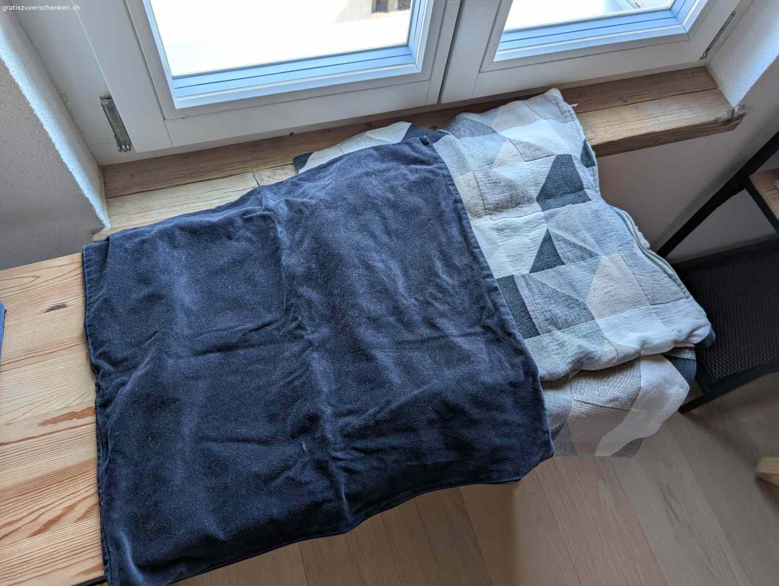 Diverses. Verschenke diverse Sachen rund um Haus und Hobby. Glühbirne, Aufbewahrungsboxen (4x gross und 1x klein), Kissenbezüge, Tennisbälle und Sachbuch über Welpenerziehung. Nichtraucherhaushalt. 

Die Sachen werden alle zusammen vergeben, keine Einzelwünsche! Abholung schnellstmöglich.

Kontakt bitte über SMS oder What's App.