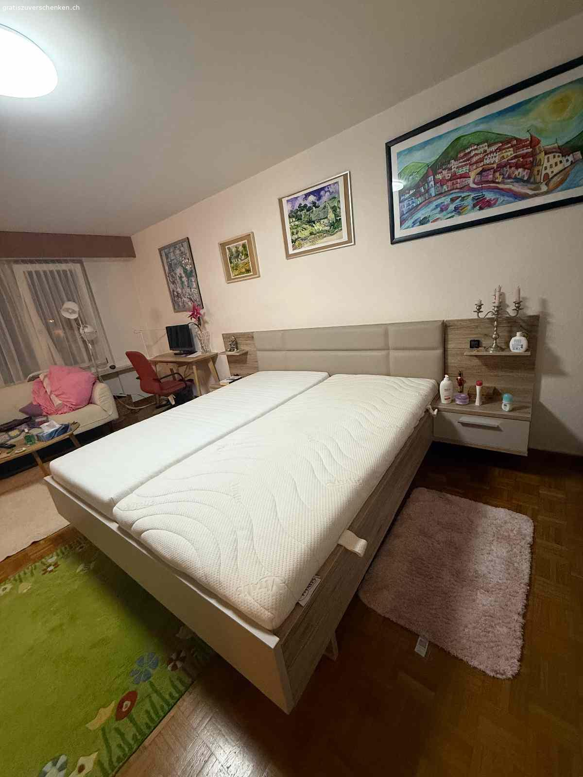 Doppelbett zu verschenken. In sehr gutem Zustand, mit integrierten Regalen, Schubladen und Beleuchtung.
Zwei passende Matratzen sind im Angebot enthalten.

Nur zur Abholung in Zürich.
Maße: Breite 295 cm, Länge 214 cm.