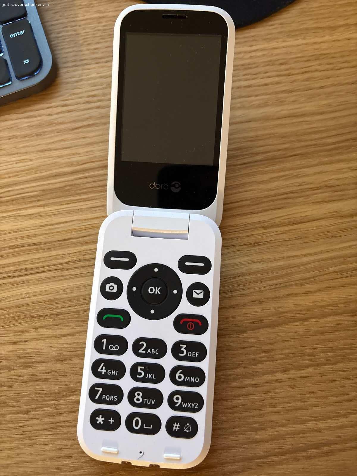 DORO  HANDY. Doro Handy, Modell 6820, Farbe rot, fast nie gebraucht, unlock und unter Garantie bis 01.2028 zu verschenken. Hilfetaste auf der Rückseite