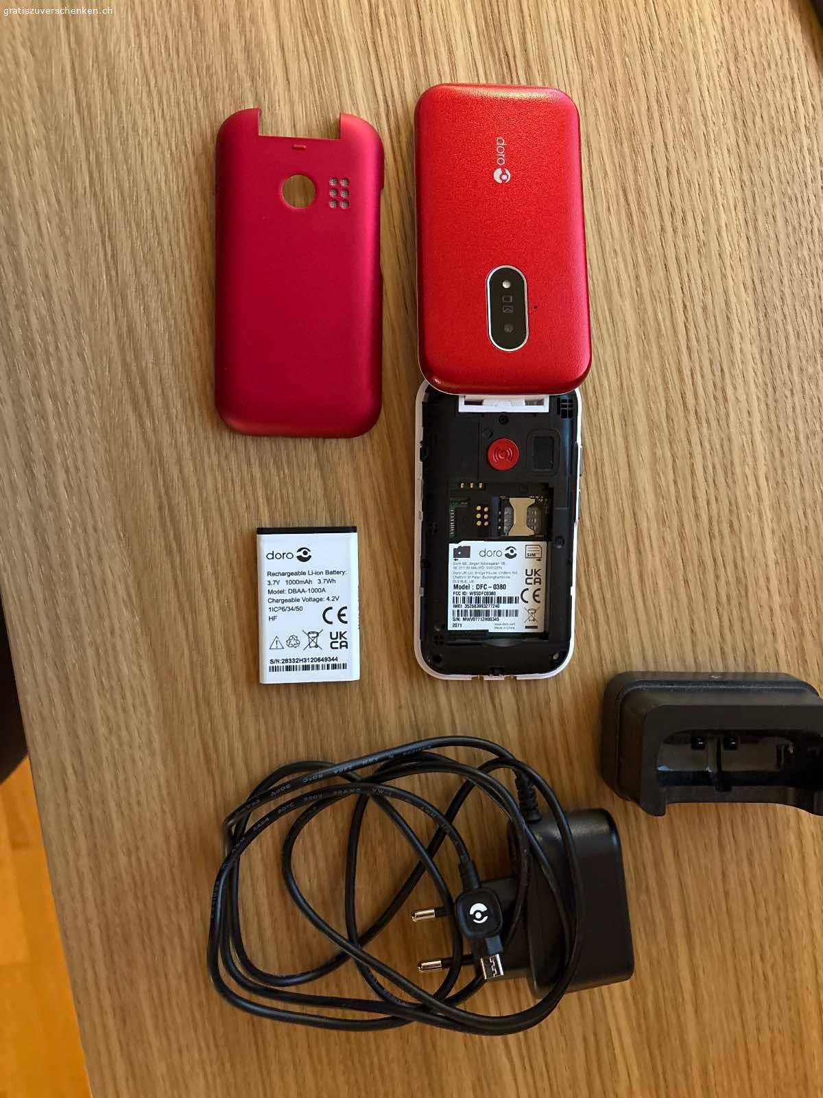 DORO  HANDY. Doro Handy, Modell 6820, Farbe rot, fast nie gebraucht, unlock und unter Garantie bis 01.2028 zu verschenken. Hilfetaste auf der Rückseite