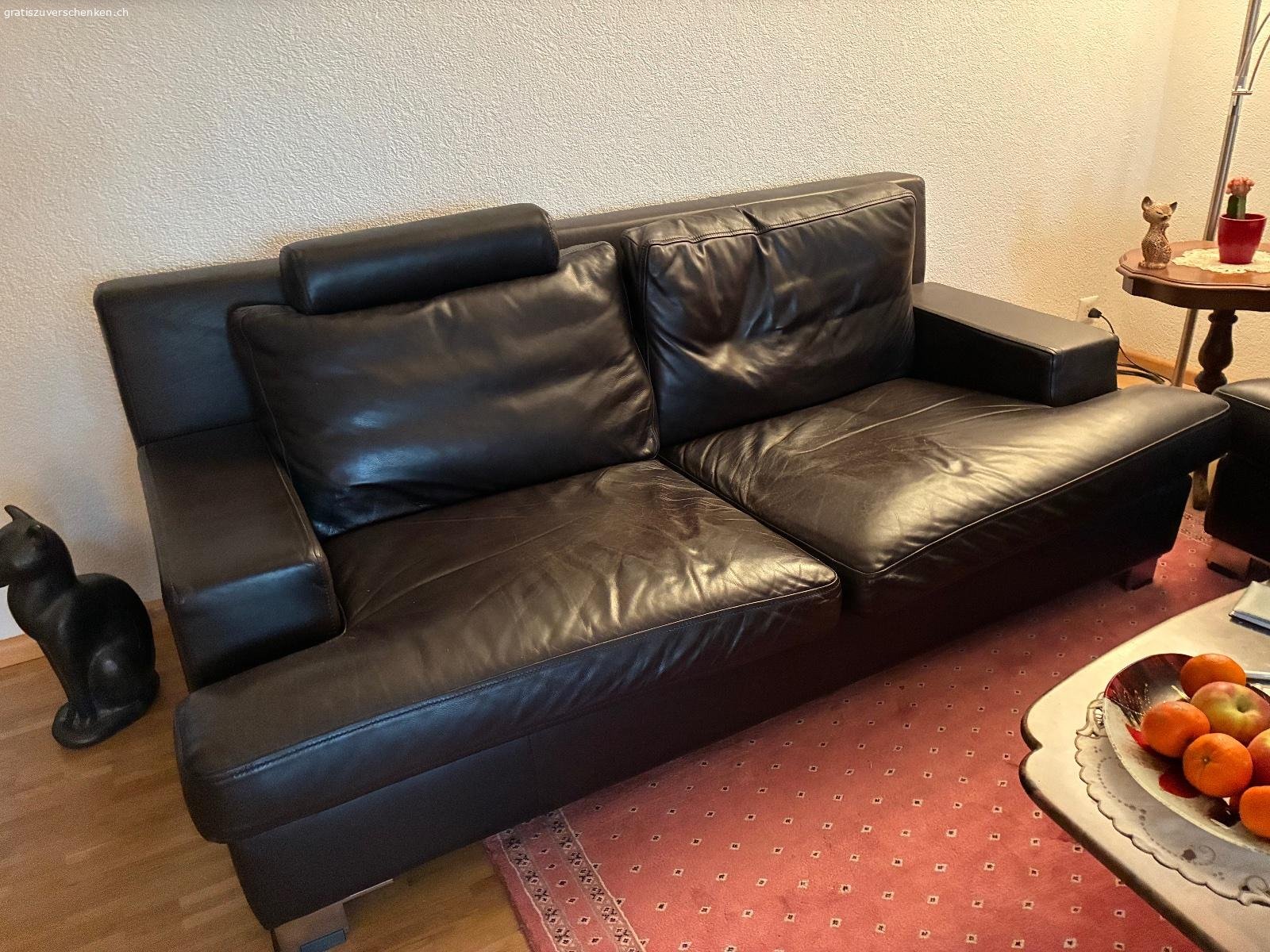 Echtes Leder. 1 x 2-Sitzer
1 x 3-Sitzer

Keine Schäden

Anfangs Juni.