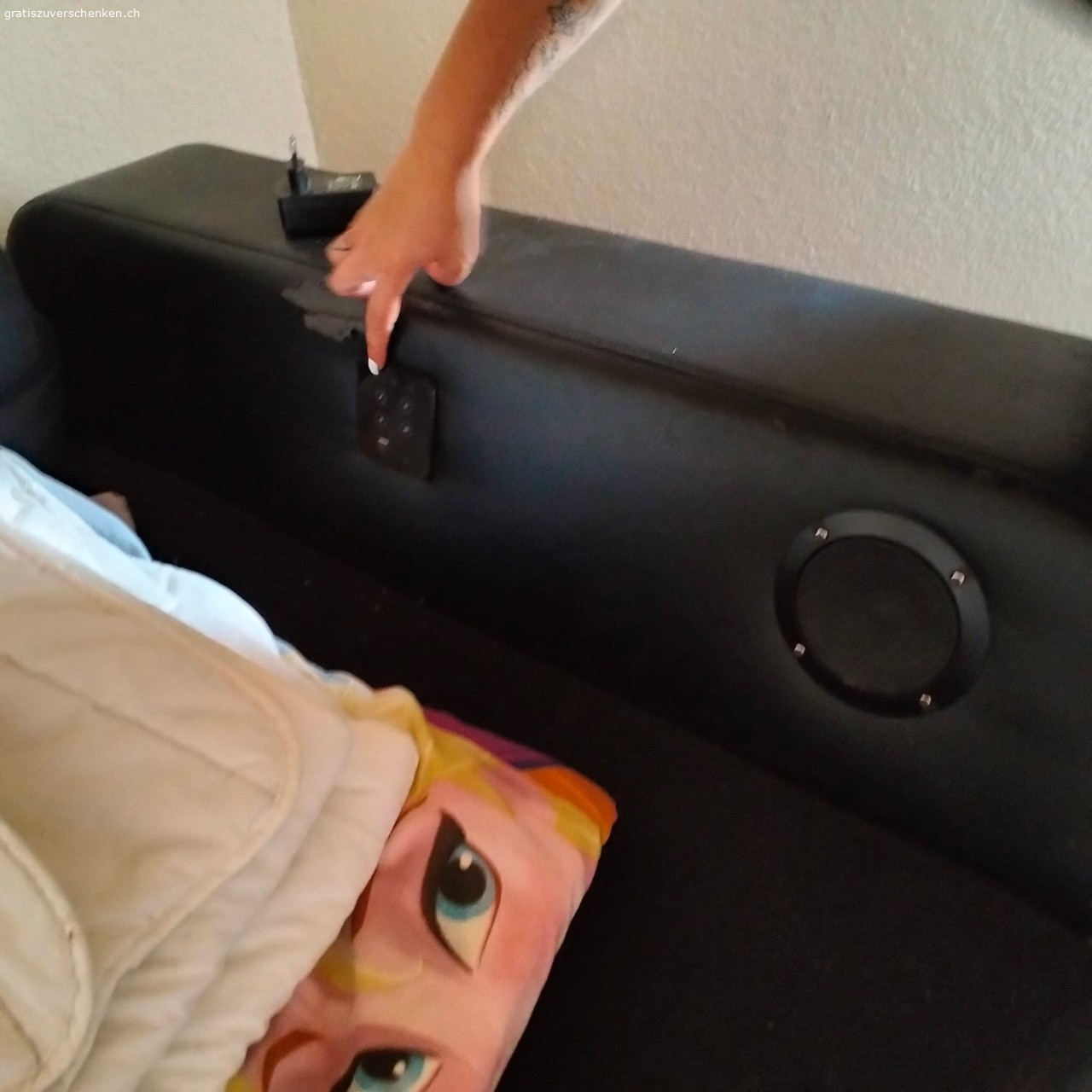 Echtsofa zum abholen. Das  echtsofa ist gratis zum abholen  Es hat ein paar Schürfungen beim Leder aber sonst ist es in Ordnung  Das Sofa kann man mit Musik einstellen und farblich einstellen und usp Anstecke hat es dabei