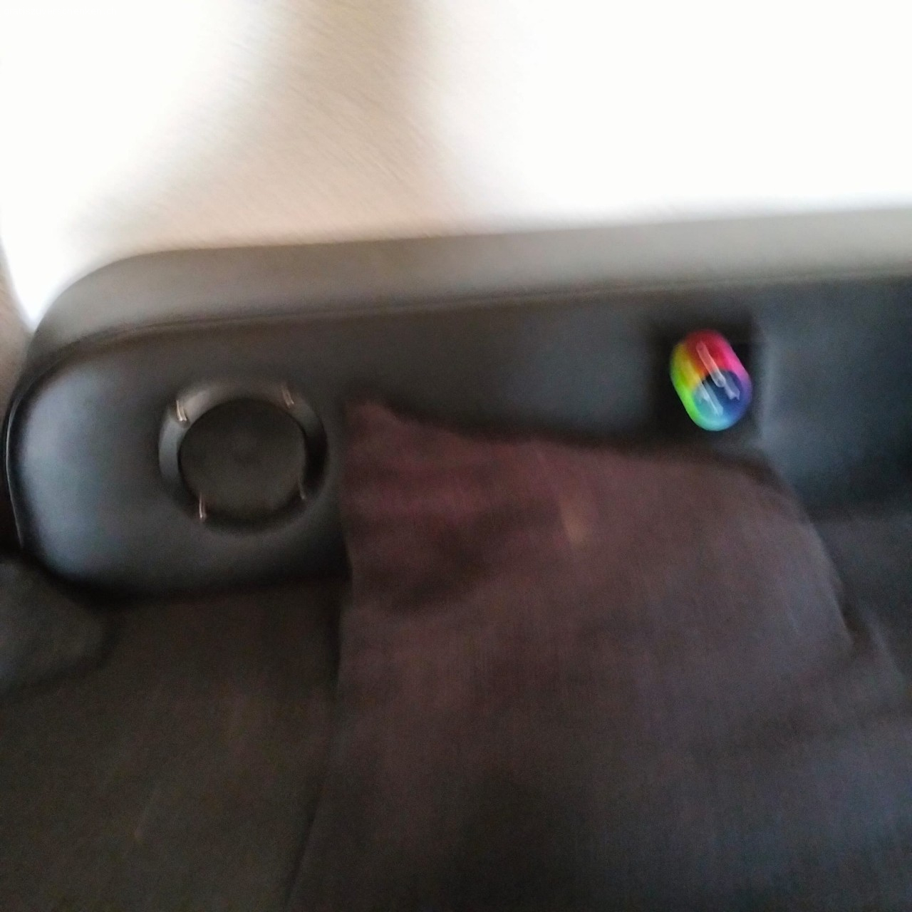 Echtsofa zum abholen. Das  echtsofa ist gratis zum abholen  Es hat ein paar Schürfungen beim Leder aber sonst ist es in Ordnung  Das Sofa kann man mit Musik einstellen und farblich einstellen und usp Anstecke hat es dabei