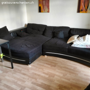 Echtsofa zum abholen. Das  echtsofa ist gratis zum abholen  Es hat ein paar Schürfungen beim Leder aber sonst ist es in Ordnung  Das Sofa kann man mit Musik einstellen und farblich einstellen und usp Anstecke hat es dabei
