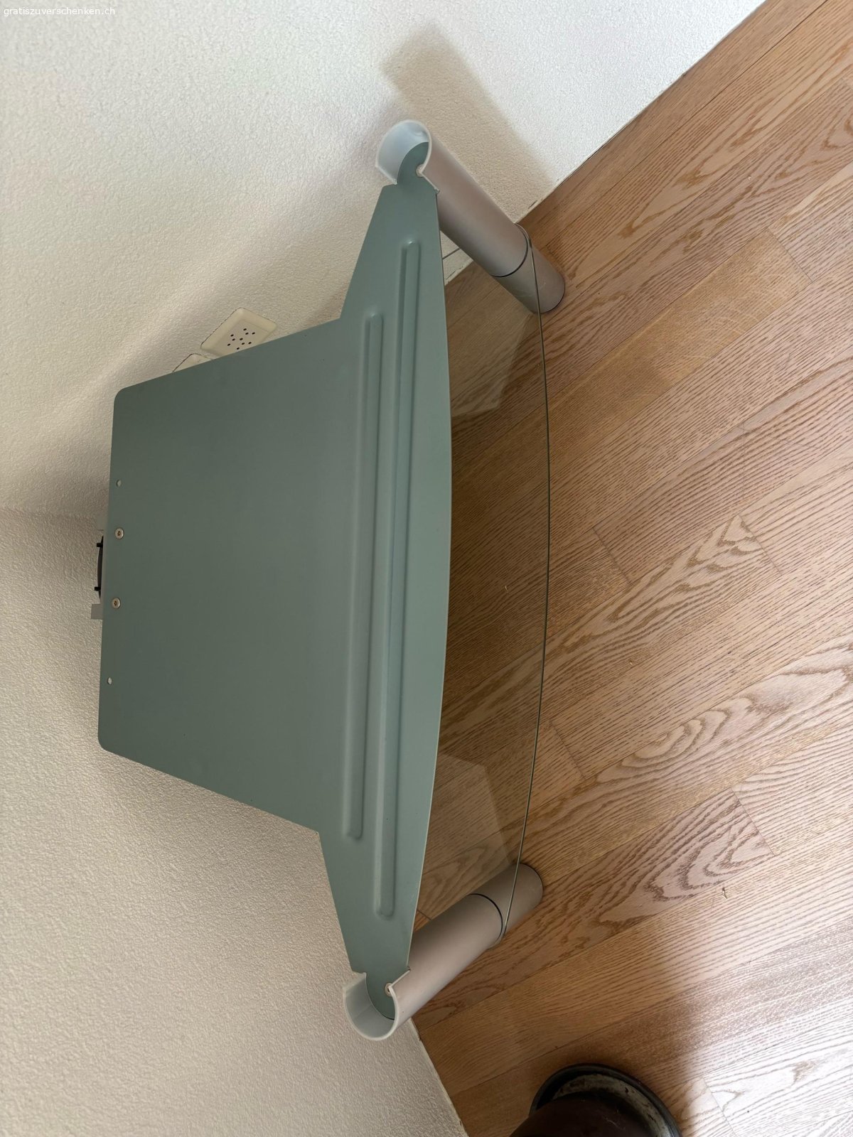 Eck-Fernsehmöbel. infolge Haushaltauflösung zu verschenken:
Fernsehmöbel für Eckke oder auch an Wand: 97 x 55 x 41
Glas, Metall