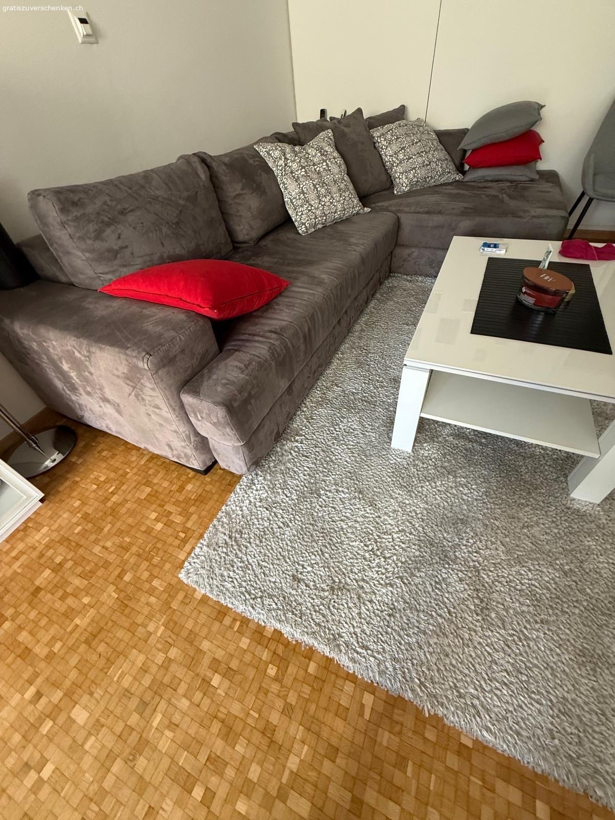 Eck-Sofa, grau, Stoff. Eck-Sofa, grau, Stoffbezug
290 x 190 cm
gepflegter Zustand
  
Muss in 8810 Horgen abgeholt werden !