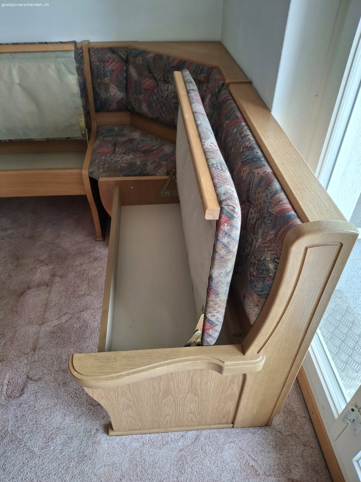 Eckbank mit Sitz zum öffnen. gute Qualität
Breite 190 x 150 cm
Höhe Rückenlehne 84 cm
Tiefe (Sitz inkl. Rückenlehne) 60 cm