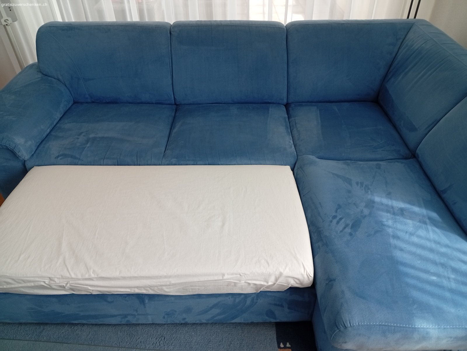 Ecksofa mit Bettfunktion. Verschenke blaues Ecksofa mit Bettfunktion und Bettkasten (Stauraum)
Material: Microfaser-Velours. Rücken ebenfalls bezogen.
Stellmass: 240cm x 170cm.
Gut gepflegt und erhalten. 3 kleine Schnittschäden (siehe Bild)

Zusätzlich ein Hocker. 100cm x 60cm.

Nur für Selbstabholer (2 Pers.) ab meinem Wohnzimmer.