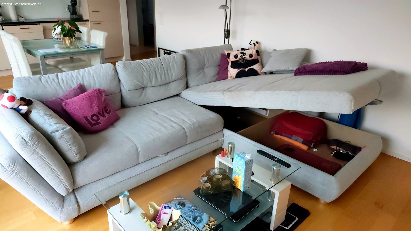 Ausziehbares Ecksofa (Schlafsofa). Aufgrund Zusammenzug mit meinem Partner benötige ich mein Ecksofa nicht mehr. Es kann ausgezogen und zu einem Schlafsofa umfunktioniert werden. Zudem ist der lange Teil aufklappbar und bietet viel Stauraum.

In der Ecke, in der am meisten gesessen wurde, ist es etwas verfärbt. Ebenso ein wenig an der Rückseite, da mein Hund beim Liegen da gerne anlehnte (er durfte aber nie auf das Sofa). Für Personen mit Hundehaarallergie wohl dennoch eher weniger geeignet.

Masse: 303 cm (inkl. Lehne links und rechts) / 73 cm Höhe / 100 cm Tiefe Sitzbereich / 204 cm Tiefe langer Teil.

Muss selbst abgeholt und abmontiert werden. Abholung sollte zwischen 8. bis 20. November 2026 erfolgen.