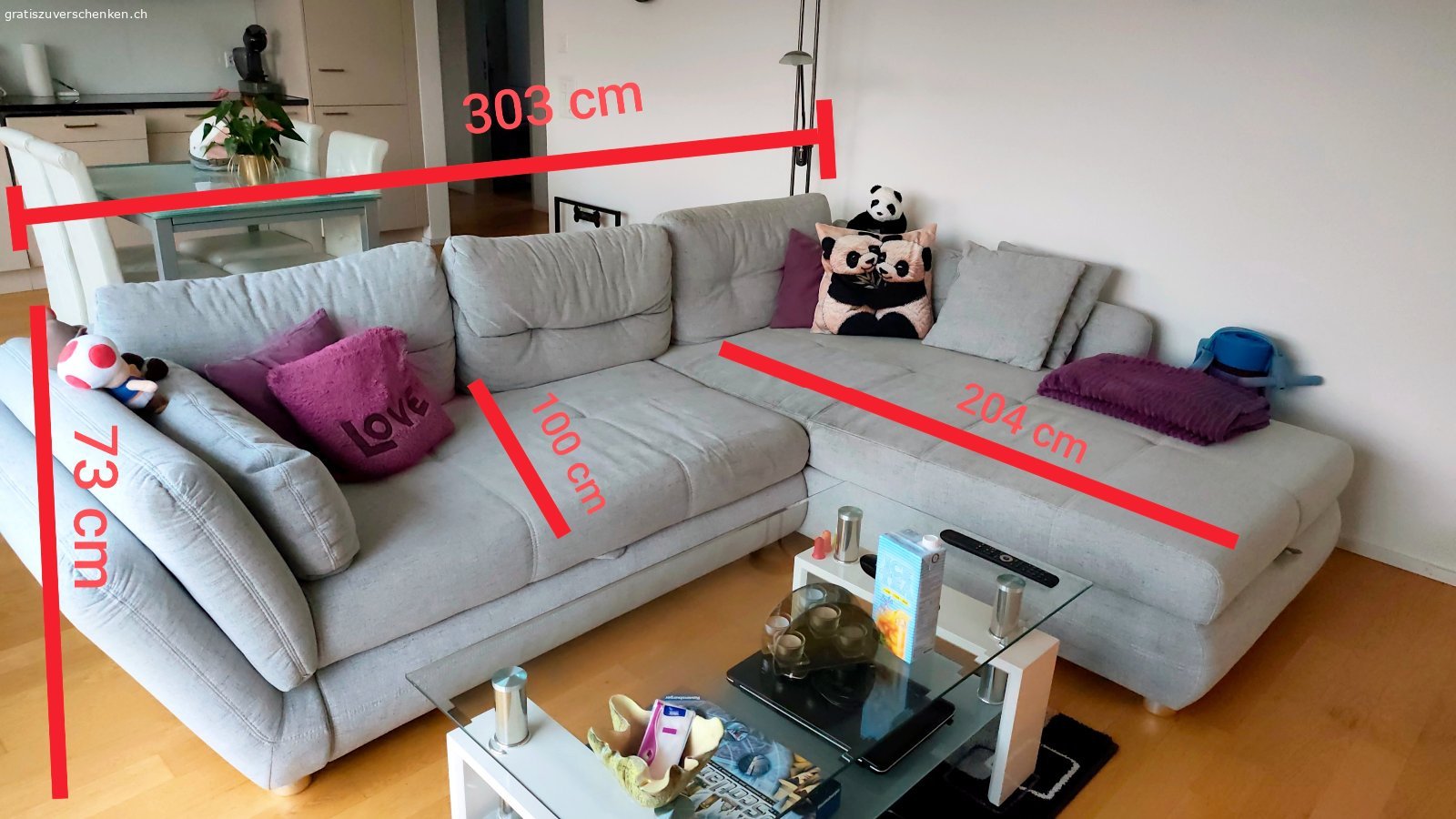 Ausziehbares Ecksofa (Schlafsofa). Aufgrund Zusammenzug mit meinem Partner benötige ich mein Ecksofa nicht mehr. Es kann ausgezogen und zu einem Schlafsofa umfunktioniert werden. Zudem ist der lange Teil aufklappbar und bietet viel Stauraum.

In der Ecke, in der am meisten gesessen wurde, ist es etwas verfärbt. Ebenso ein wenig an der Rückseite, da mein Hund beim Liegen da gerne anlehnte (er durfte aber nie auf das Sofa). Für Personen mit Hundehaarallergie wohl dennoch eher weniger geeignet.

Masse: 303 cm (inkl. Lehne links und rechts) / 73 cm Höhe / 100 cm Tiefe Sitzbereich / 204 cm Tiefe langer Teil.

Muss selbst abgeholt und abmontiert werden. Abholung sollte zwischen 8. bis 20. November 2026 erfolgen.