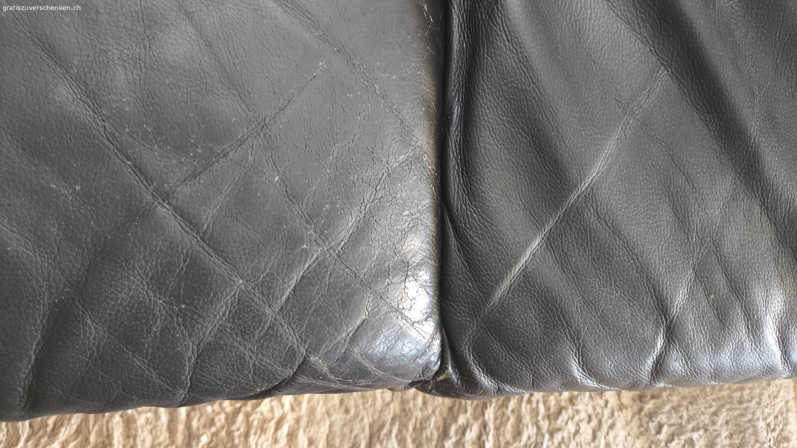 Ecksofa. Echtledersofa zu verschenken. Hat einige Gebrauchsspuren (siehe Fotos) ist aber intakt. Masse auf Foto. Muss selber demontiert und abgeholt werden zwischen 7.9. bis 14.9.26.