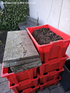 Erde. Erde
7 gefüllte rote Kisten
Plus 1x Haufen
Alles zusammen ist geschätzt 300l
Die roten Kisten sind nicht inklusive