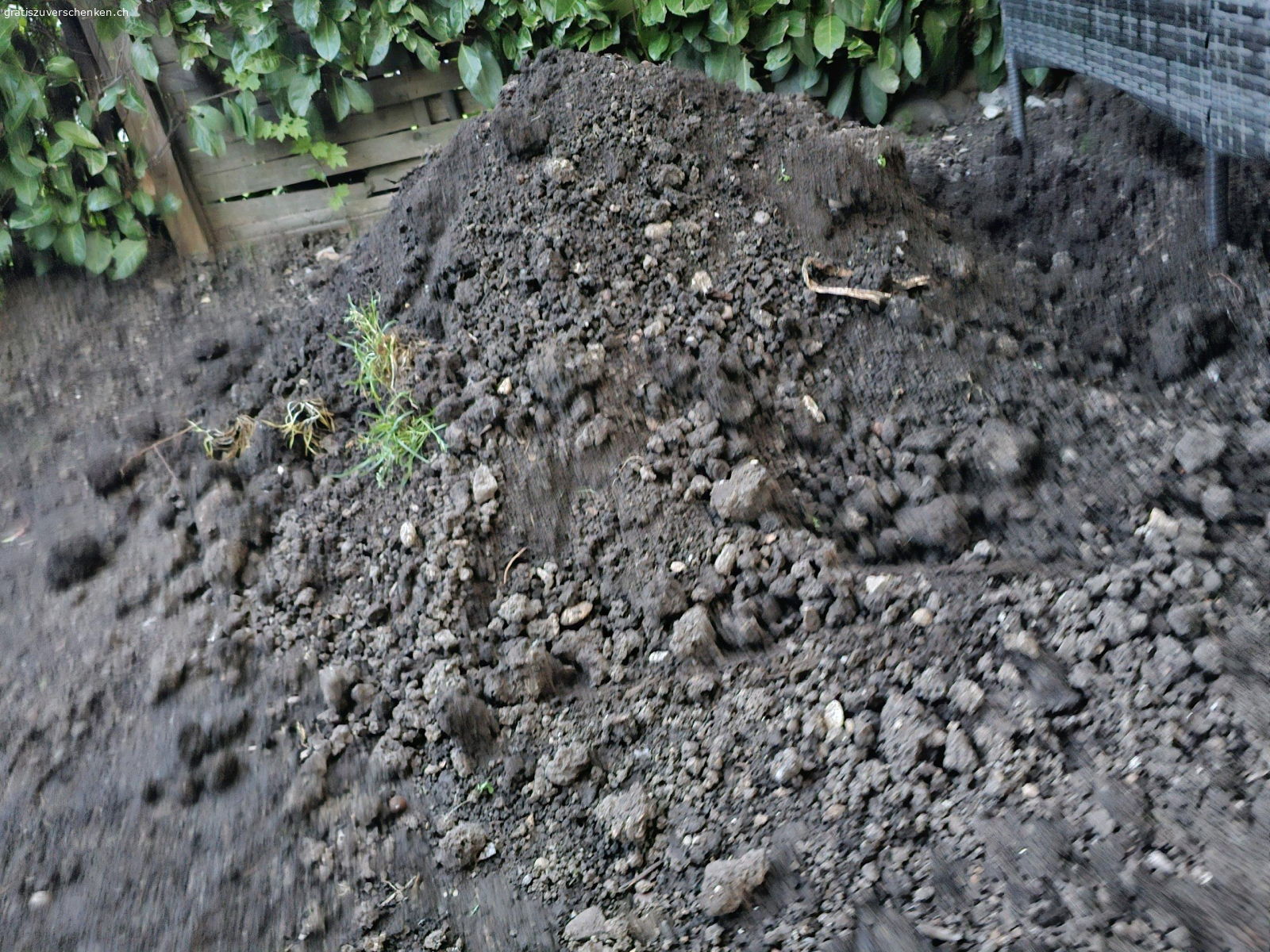 Erde. Erde
7 gefüllte rote Kisten
Plus 1x Haufen
Alles zusammen ist geschätzt 300l
Die roten Kisten sind nicht inklusive