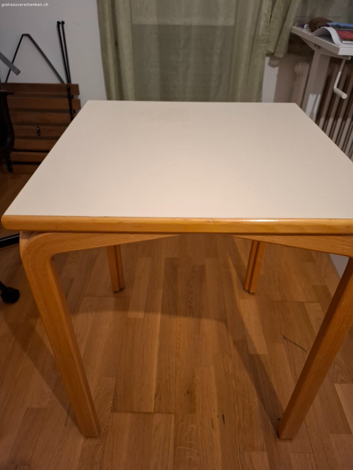 Esstisch 60 cm x 60 cm, weisse Platte mit Holzgestell. Quadratischer Esstisch (60 x 60 cm) mit weisser Laminatplatte und hellen Holzbeinen im Bugholz-Stil mit geschwungener Zarge. Ideal für die Küche oder eine kleine Wohnung.

Gebrauchsspuren: ein schwacher Fleck auf der Platte und eine kleine Macke am Holzgestell.

Abholung in Zürich-Altstetten nach Absprache, auch abends oder am Wochenende. Bitte ein Fahrzeug mitbringen. Zu verschenken, wer zuerst kommt.
