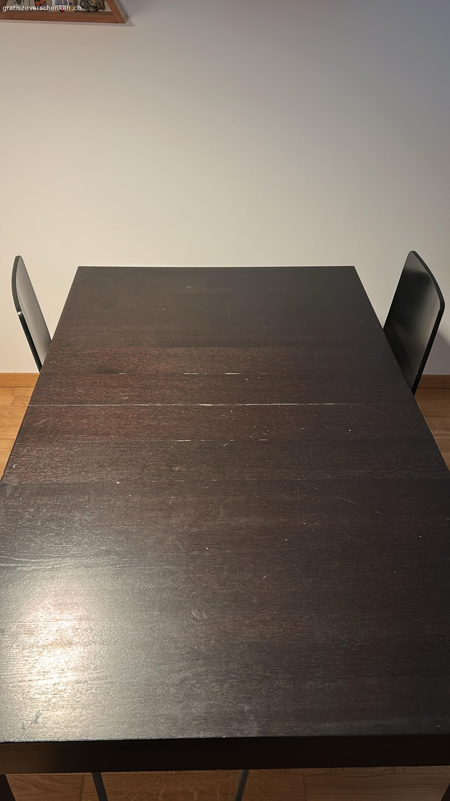Esstisch ausziehbar plus Stuhlen. Ikea Tisch ausziehbar 150*84*74 geschlossen. 80cm grosser wenn offen.
Die Stuhle plus Kissen. Guter Zustand, gebrauch Spuren. Muss abgeholt werden.
