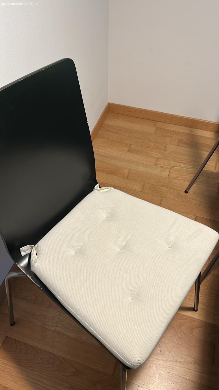 Esstisch ausziehbar plus Stuhlen. Ikea Tisch ausziehbar 150*84*74 geschlossen. 80cm grosser wenn offen.
Die Stuhle plus Kissen. Guter Zustand, gebrauch Spuren. Muss abgeholt werden.