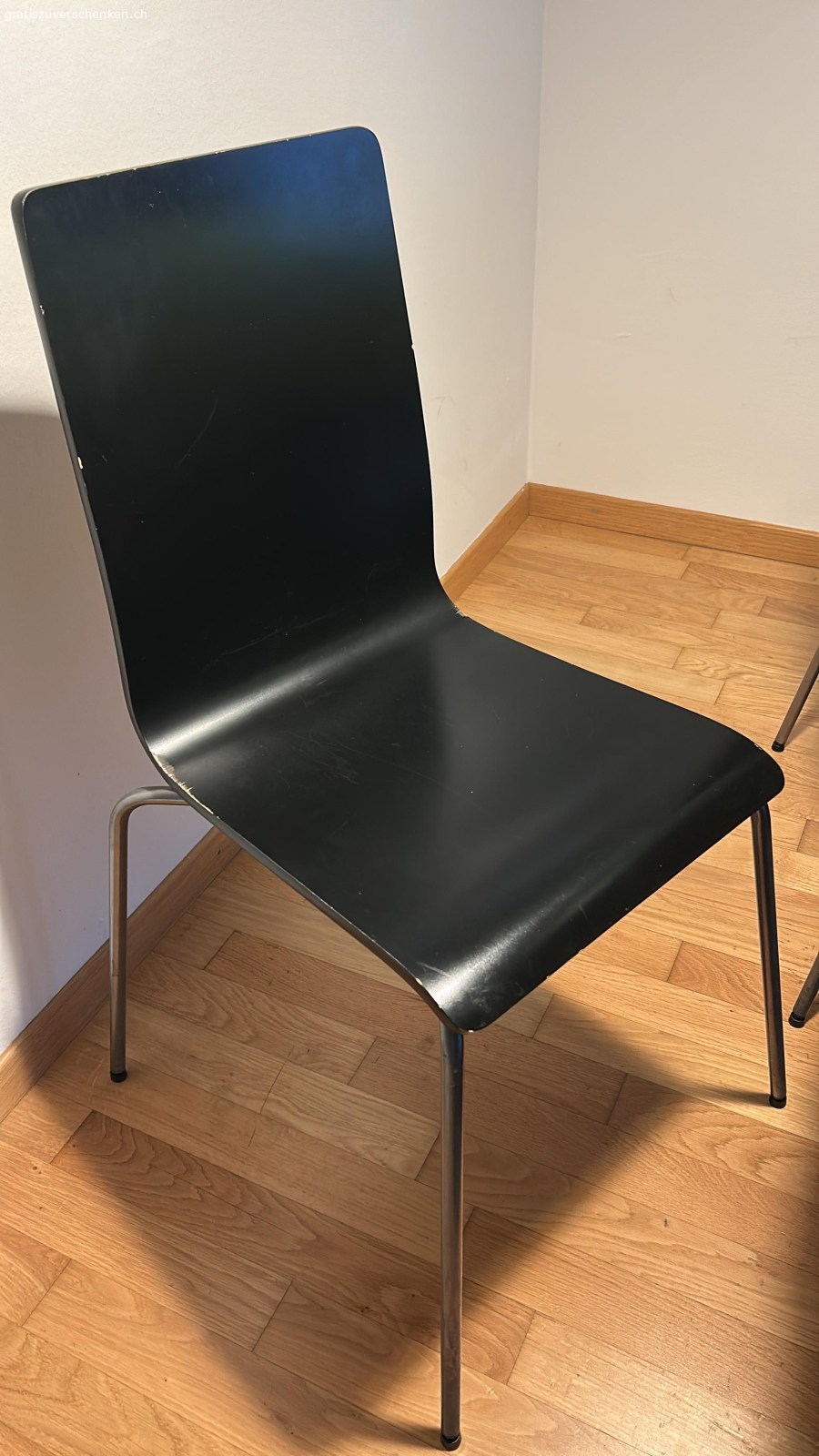 Esstisch ausziehbar plus Stuhlen. Ikea Tisch ausziehbar 150*84*74 geschlossen. 80cm grosser wenn offen.
Die Stuhle plus Kissen. Guter Zustand, gebrauch Spuren. Muss abgeholt werden.