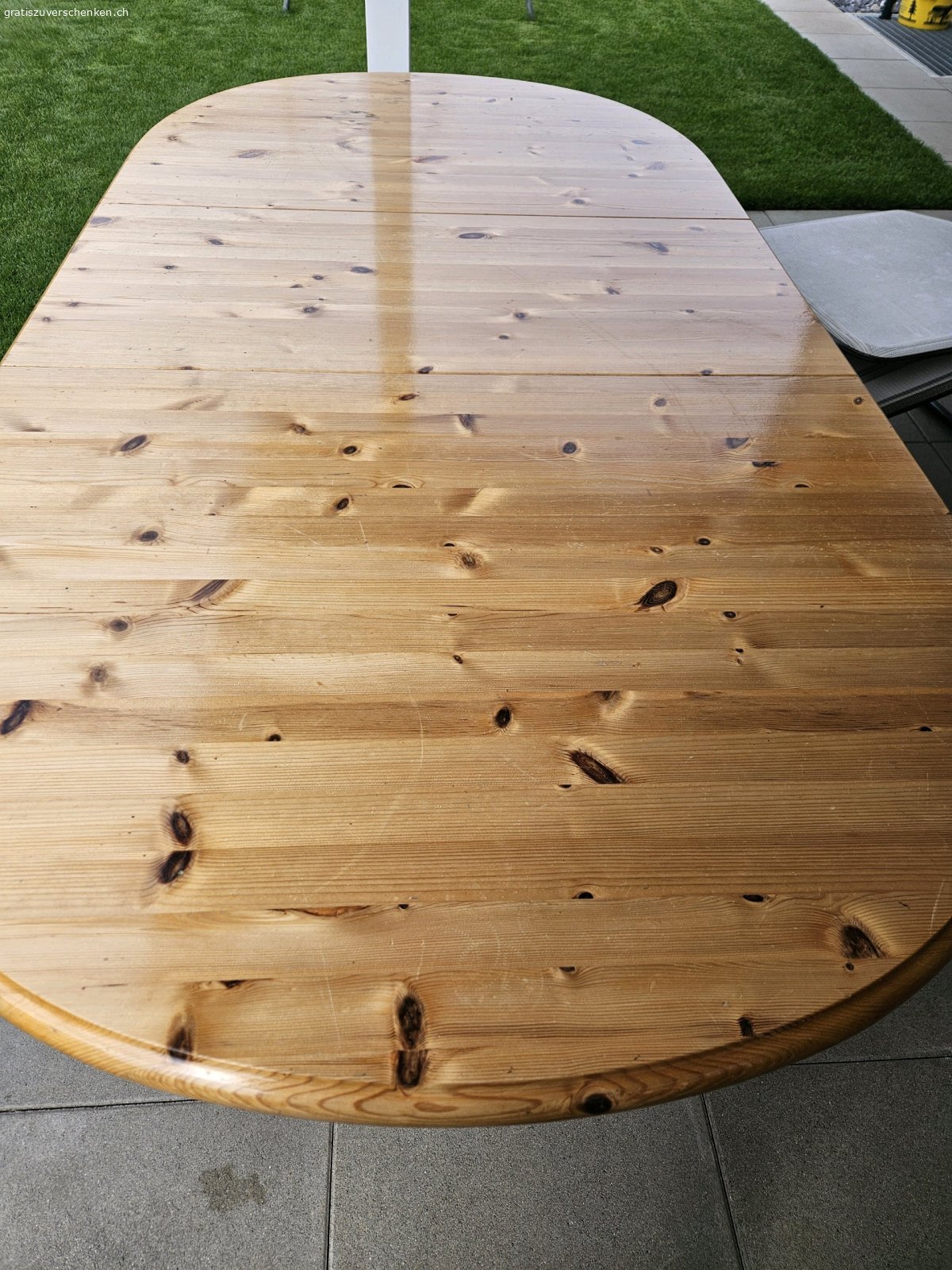 Esstisch ausziehbar. Gebrauchter Esstisch zu verschenken. Auf dem Bild ist er ausgezogen. Mittlerer Teil kann versorgt werden. Höhe 94 cm
Breite 100 cm länge ausgezogen 210cm . Ausziehplatte 48 cm