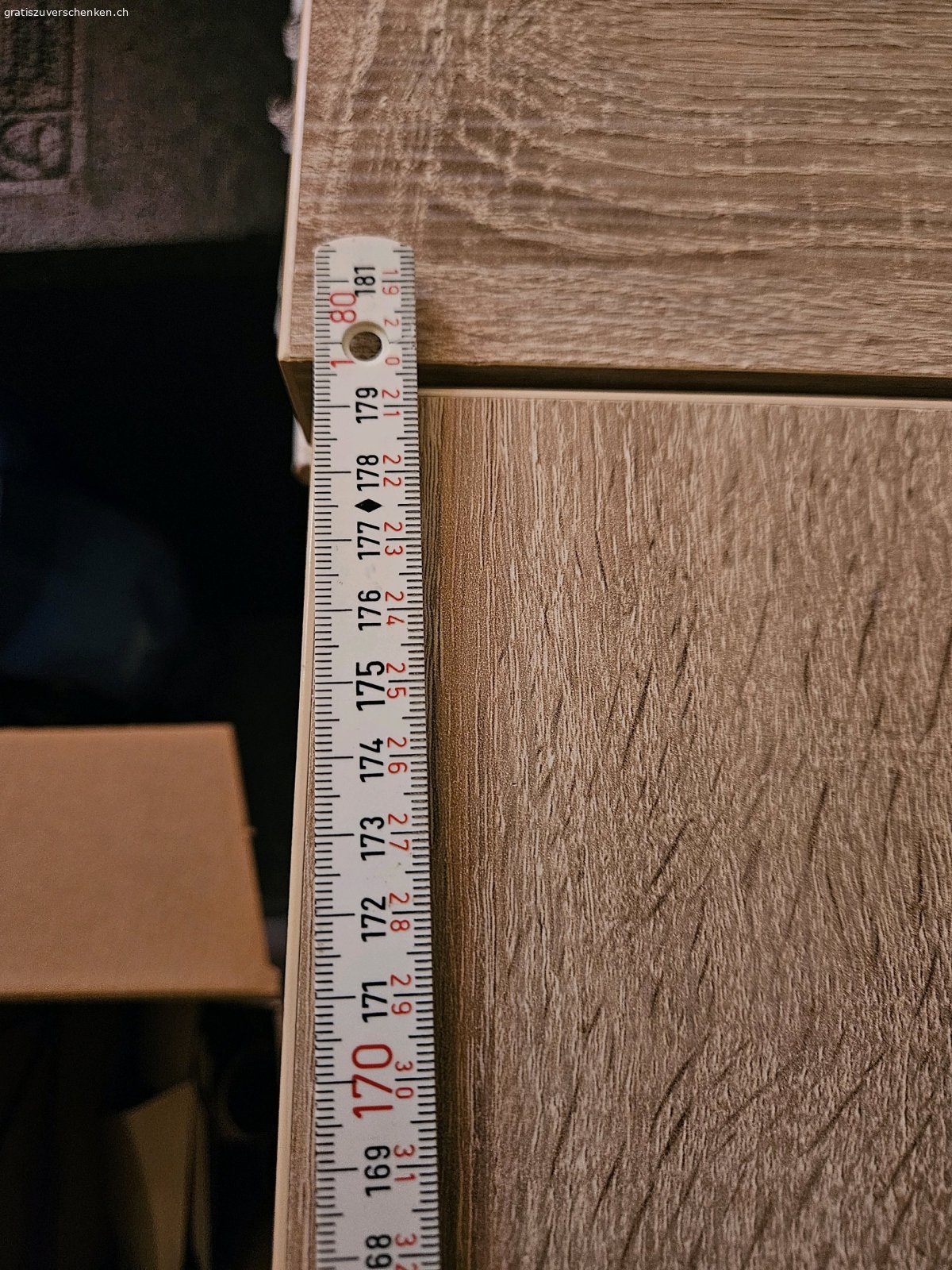 Esstisch ausziehbar. Grosser Tisch.kann auf jede Seite 50cm vergrössert werden.Hat kleine ,,löchli,, siehe Bild.ist nicht leicht.1.80cm  plus die 2×50cm