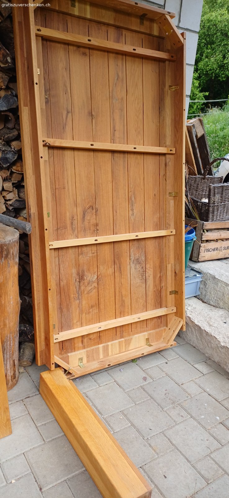 Esstisch Holz. 200x100x76 cm, Vollholz Eiche, Tischbkatt furniert mit kleinen Dellen. Wir haben den Tisch bereis abmontiert. Die Oberseite könnte abgeschliffen werden. Sonst tiptop Zustand.