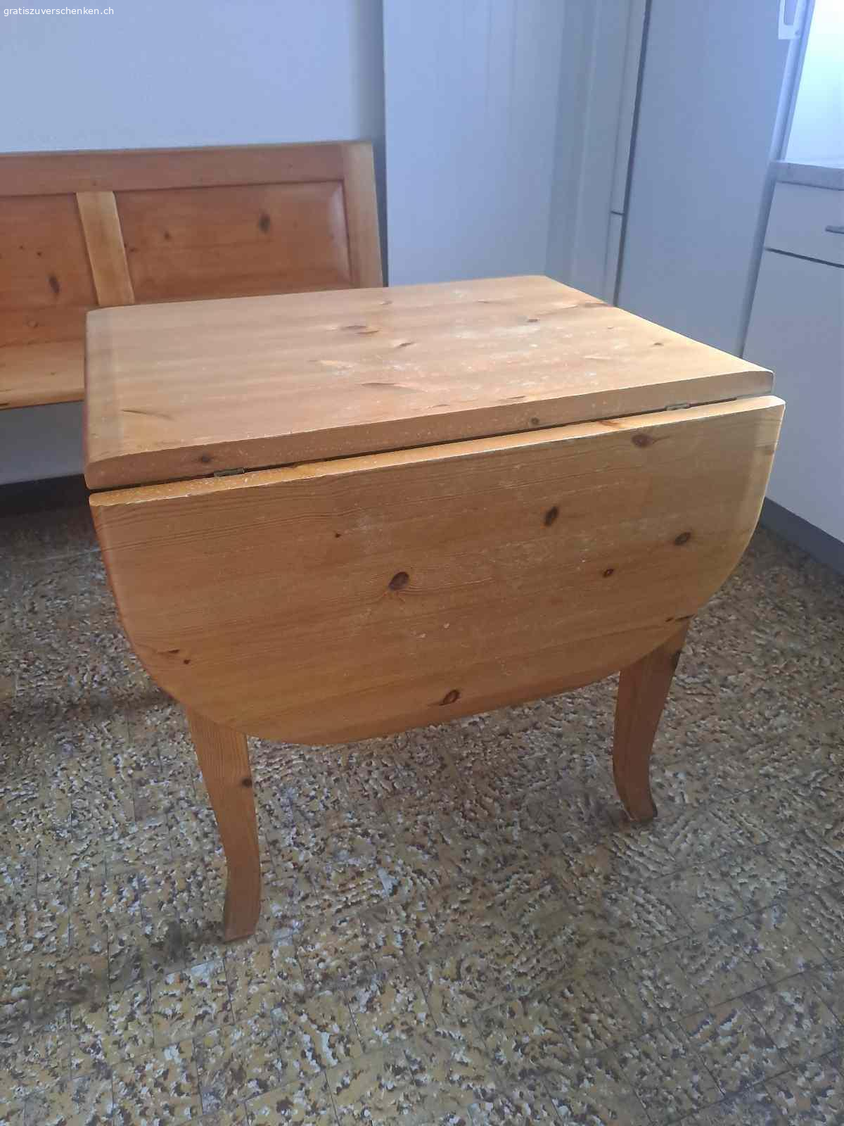 Esstisch/Schreibtisch aus Massivholz. Ess-/Schreibtisch, beide Seiten der Tischfläche nach Bedarf umklappbar(siehe Foto), dadurch Länge variabel 60-138 cm, Breite 80 cm, Höhe 75 cm