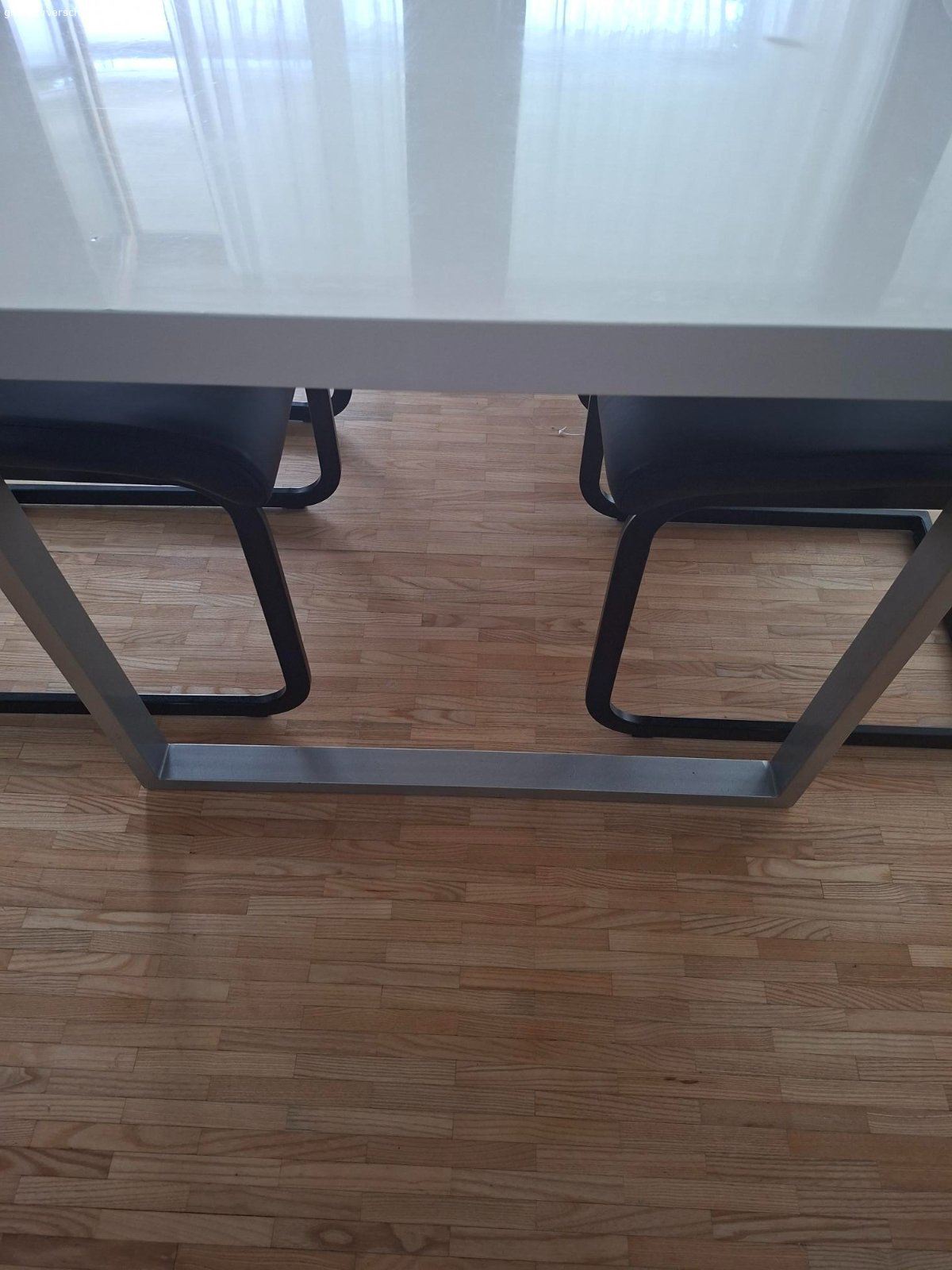 Esstisch weiss Hochglanz - gratis abzugeben. Wir verschenken wegen Umzug unseren schönen modernen Esstisch in Weiss Hochglanz. Der Tisch ist stabil und bietet bequem Platz für 8 Personen. Durch das schlichte Design und das Metallgestell passt er zu vielen Einrichtungsstilen.

Masse: 200 x 90 x 70 cm
Zustand: gebraucht, insgesamt guter Zustand mit normalen Gebrauchsspuren (1 kleiner Kratzer - siehe Foto)

*********************************************************************
WICHTIG: Nur der Tisch - die abgebildeten Stühle sind nicht dabei.
*********************************************************************
Der Tisch muss bis spätestens 15. September abgeholt werden.

Bei Interesse gibt es die abgebildete Pendelleuchte auch Glas ebenfalls gratis dazu.