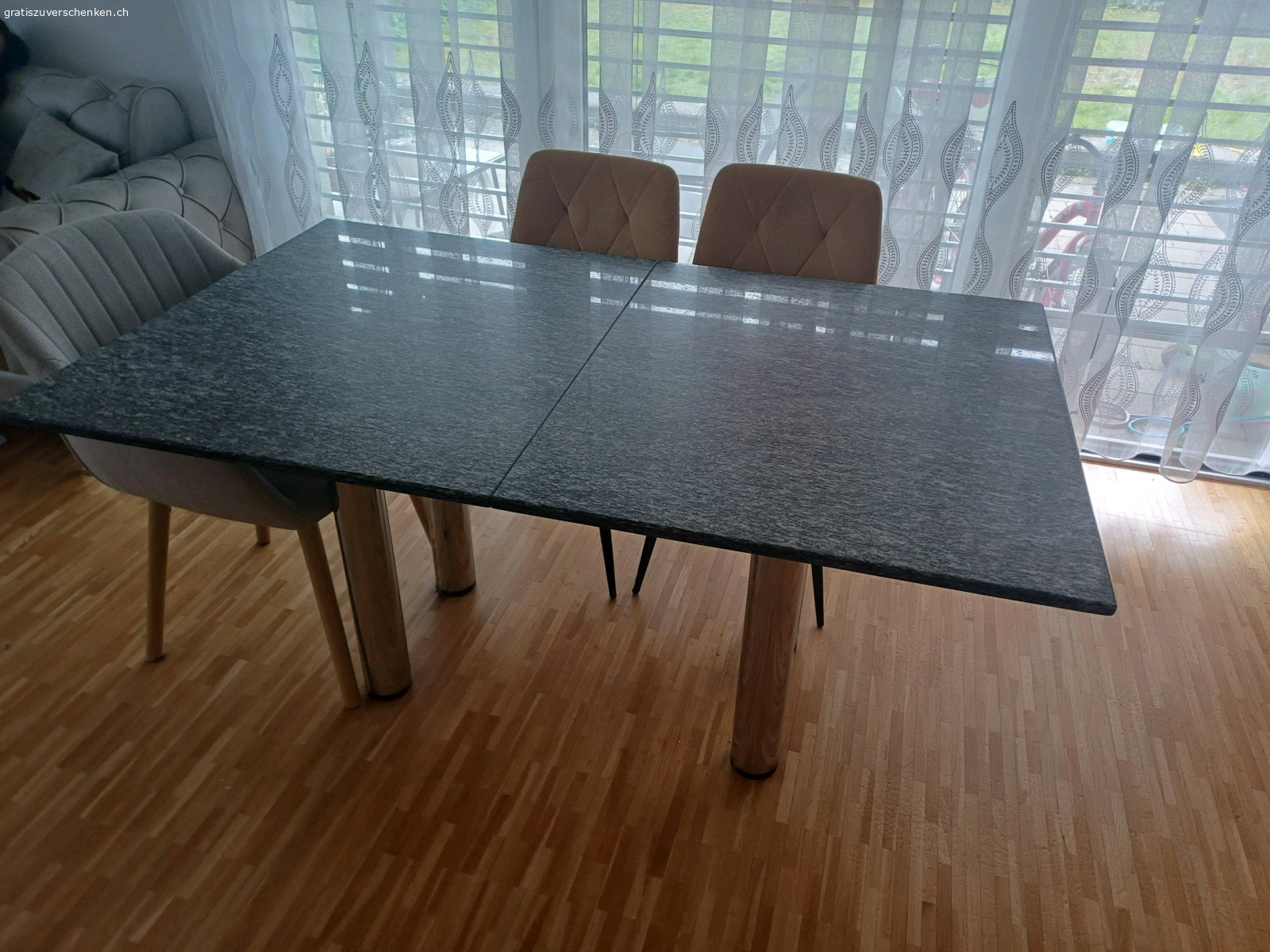 Esstisch. Esstisch abzuholen, Platte ist aus Granit
90x150cm