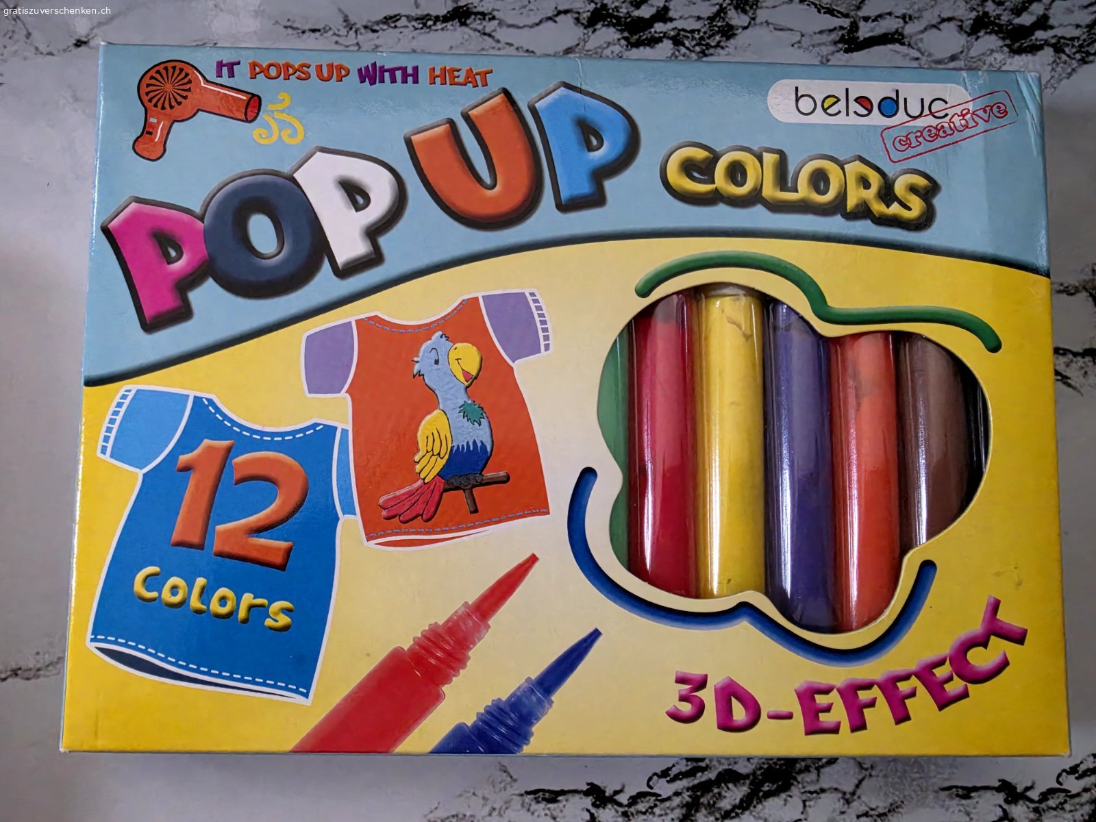 Etui und Farbe. Etui mit Farbstifte und Farben für Kleider.
