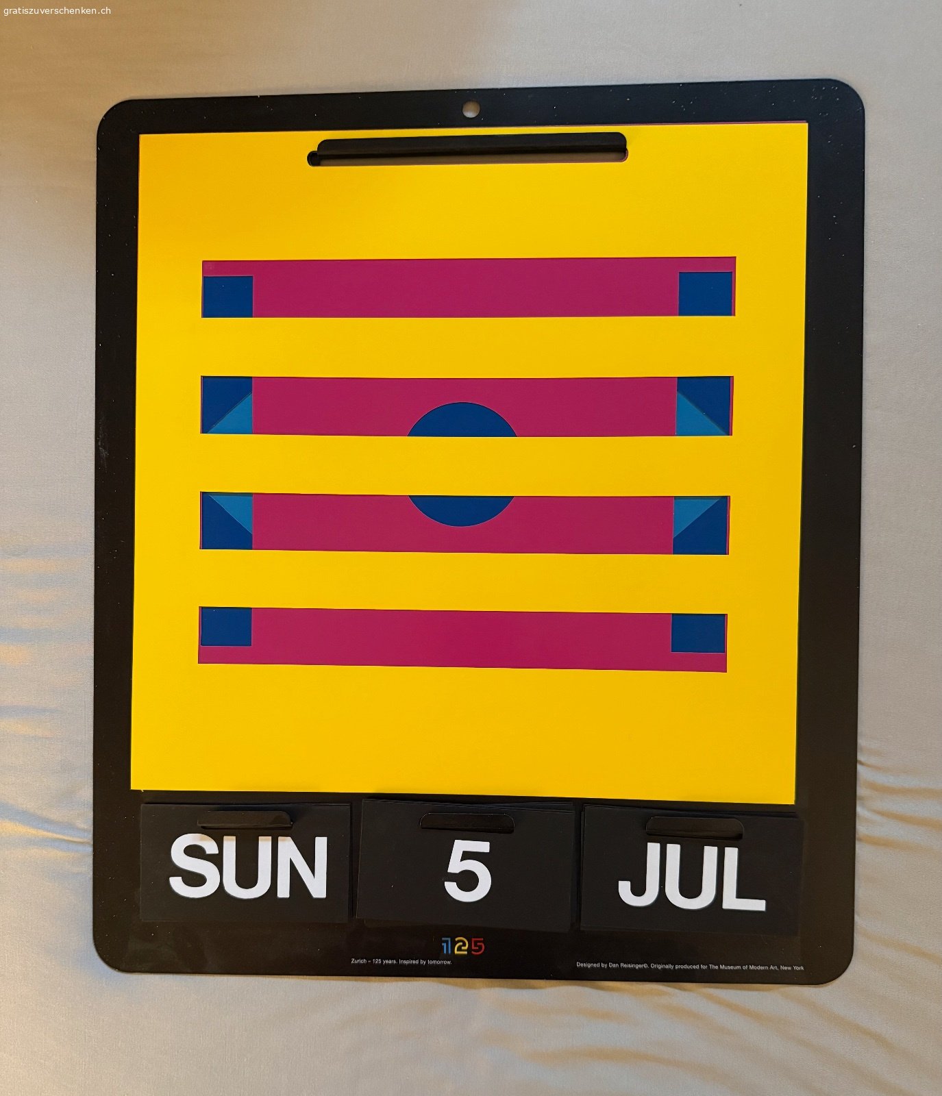 Ewiger Kalender. Vintage 17" x 14½" ewiger Kalender. Es wurde vom israelischen Künstler Dan Reisinger entworfen und ursprünglich für das Museum of Modern Art in New York City produziert. Dieser Kalender verfügt über eine große Anzahl geometrischer Formen und ermöglicht es Ihnen, Tag, Monat und Zahl jeden Tag zu ändern. Es verfügt über sechs reversible PVC-Platten, die zu interessanten Farbspielen mit 40.000 verschiedenen Kombinationen kombiniert werden können. Auch auf der Rückseite haben sie unterschiedliche Farben. 

Muss in Küsnacht ZH abgeholt werden!!!