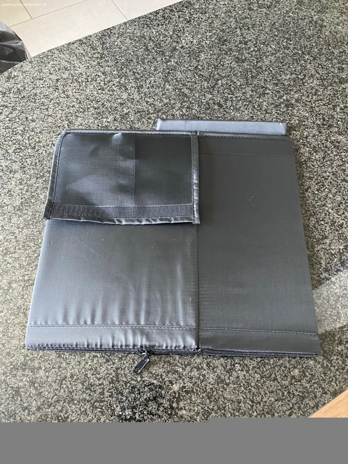 Faltboxen Karton/Stoff. Faltboxen, 15 x 22 cm, Höhe 34 cm mit Stoffdeckel mit Klettverschluss
15 St. in schwarz
20 St. in weiss